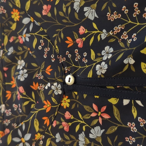 Ann Taylor LOFT Navy Floral ruffled sleeveless blouse size medium - Picture 8 of 10